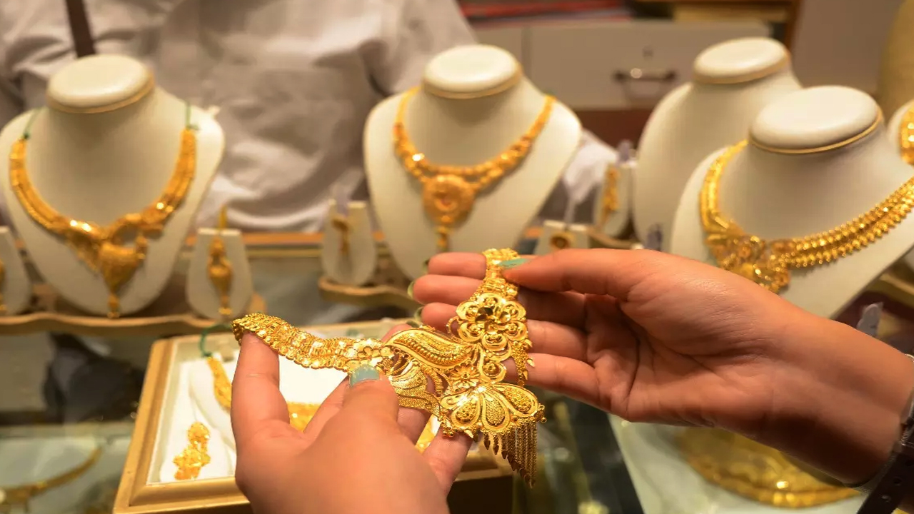 Gold and Silver Rate: స్వల్పంగా తగ్గిన బంగారం, వెండి ధరలు..ఎంతకు చేరాయంటే