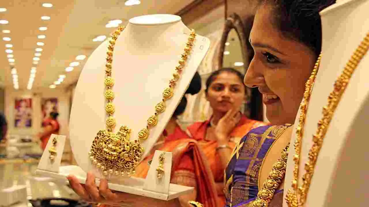 Gold and Silver Prices: బంగారం కొనాలని చుస్తున్నారా..ఈ ధరలు తెలుసుకోండి మరి