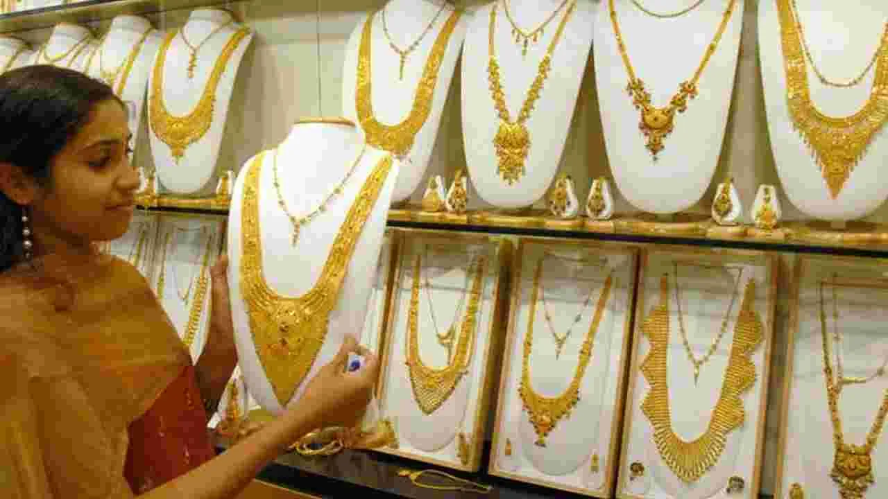 Gold and Silver Rates Today: రెండో రోజు తగ్గిన బంగారం, వెండి రేట్లు.. ఎంతకు చేరాయంటే..