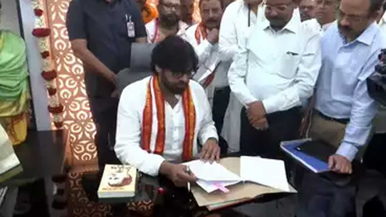 Pawan Kalyan: ఐఏఎస్ అధికారులతో ఉపముఖ్యమంత్రి పవన్ కల్యాణ్ తొలి సమీక్ష..