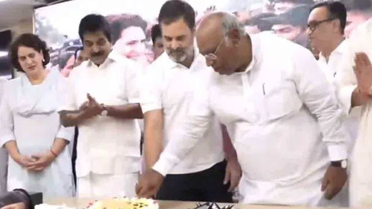Rahul Gandhi Birthday Celebrations: ఏఐసీసీ కార్యాలయంలో రాహుల్ జన్మదిన వేడుకలు.. హాజరైన కాంగ్రెస్ అగ్రనేతలు 