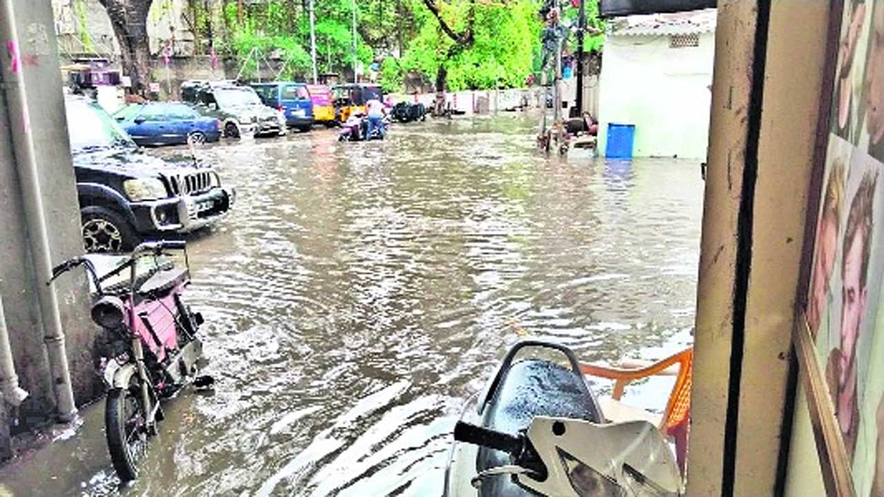 హైదరాబాద్‌లో బారీ వర్షం దృశ్యాలు..