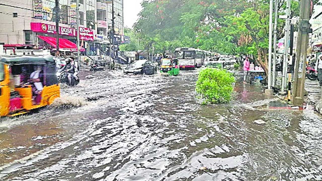 హైదరాబాద్‌లో బారీ వర్షం దృశ్యాలు..