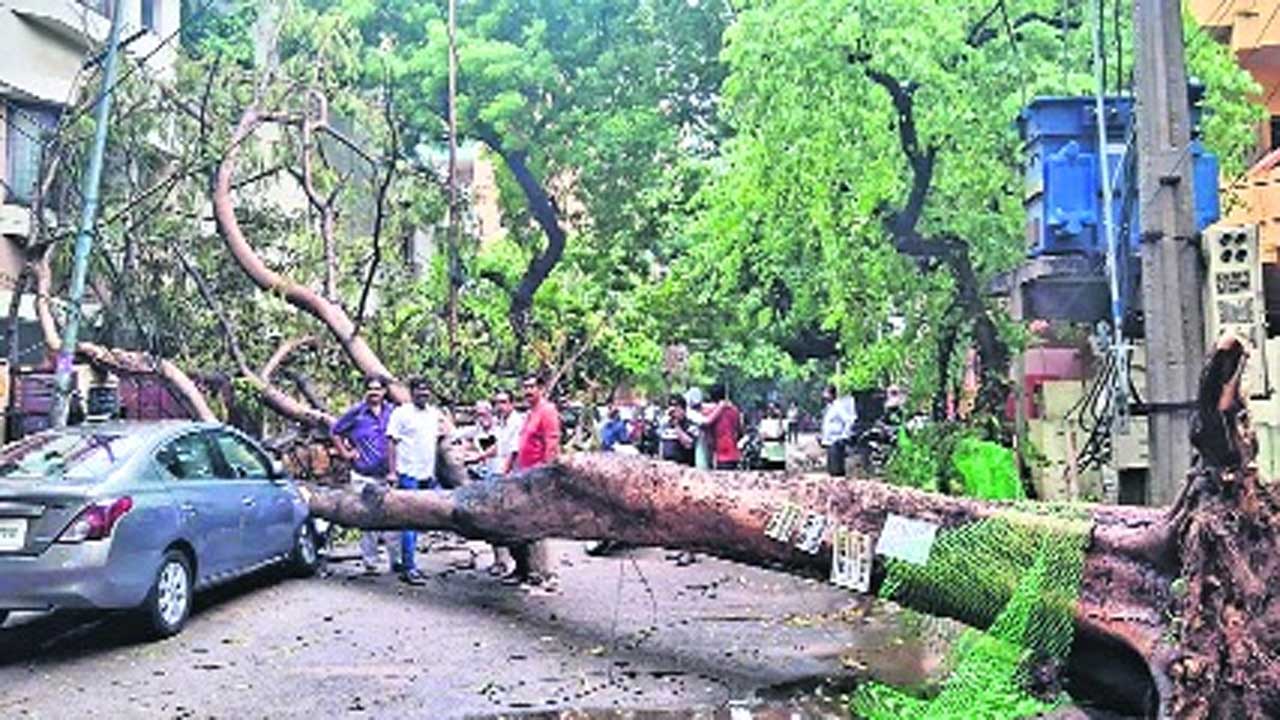 హైదరాబాద్‌లో బారీ వర్షం దృశ్యాలు..