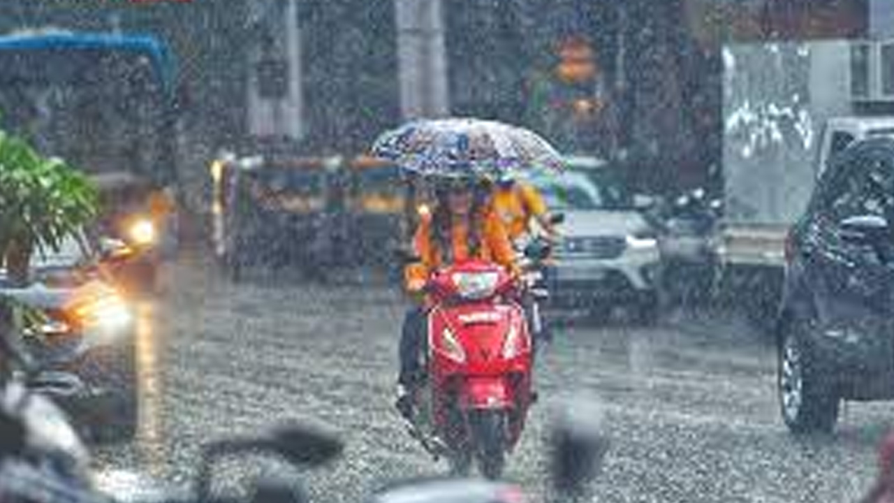 Heavy Rain: భాగ్యనగరంలో భారీ వర్షం.... పలు ప్రాంతాలు జలమయం