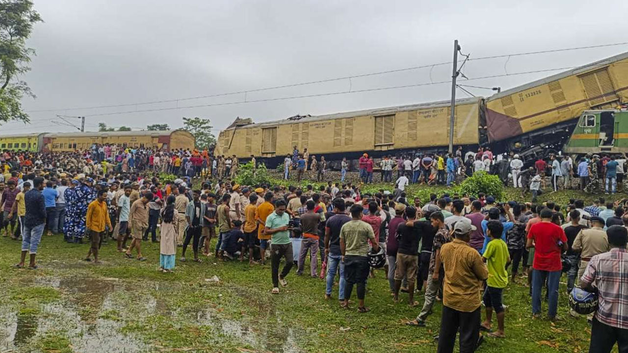 Kanchanjungha Express collision: పలు రైల్వే సర్వీసులు రద్దు.. మరికోన్ని దారి మళ్లింపు