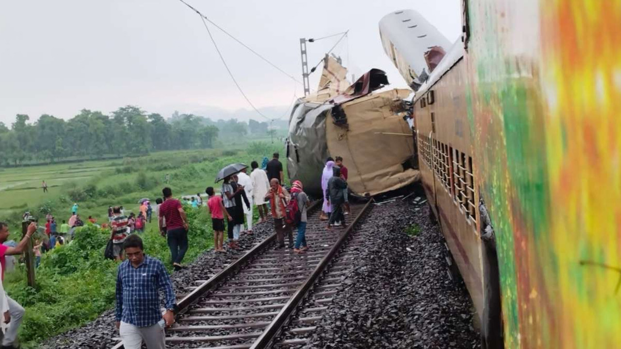 Train collision: బెంగాల్ రైలు ప్రమాదంపై మమతాబెనర్జీ దిగ్భ్రాంతి..