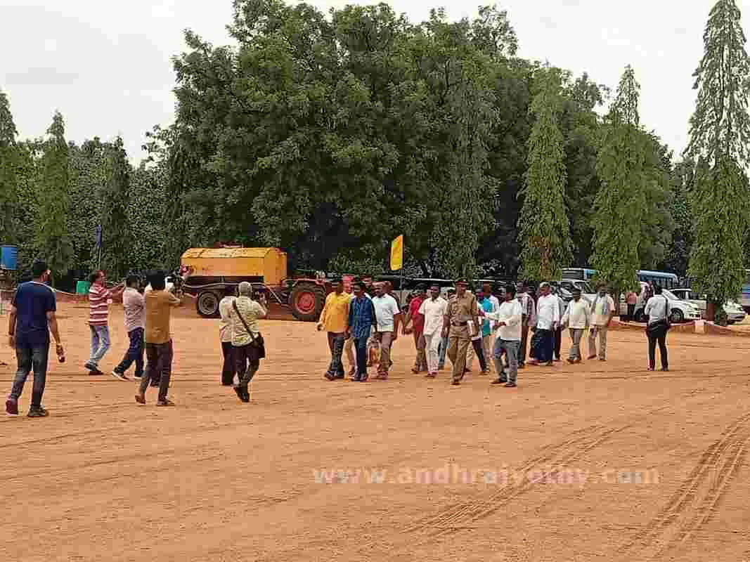 చర్లపల్లి జైలులో కోలాహలం