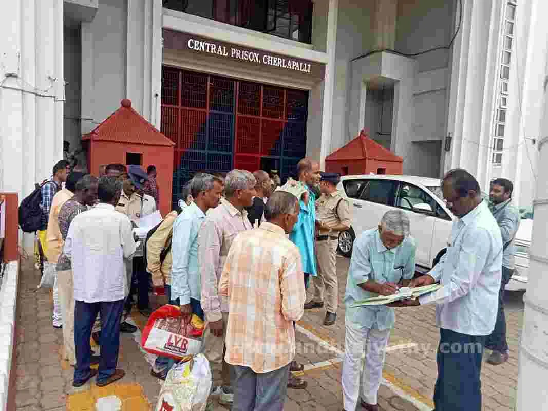చర్లపల్లి జైలులో కోలాహలం