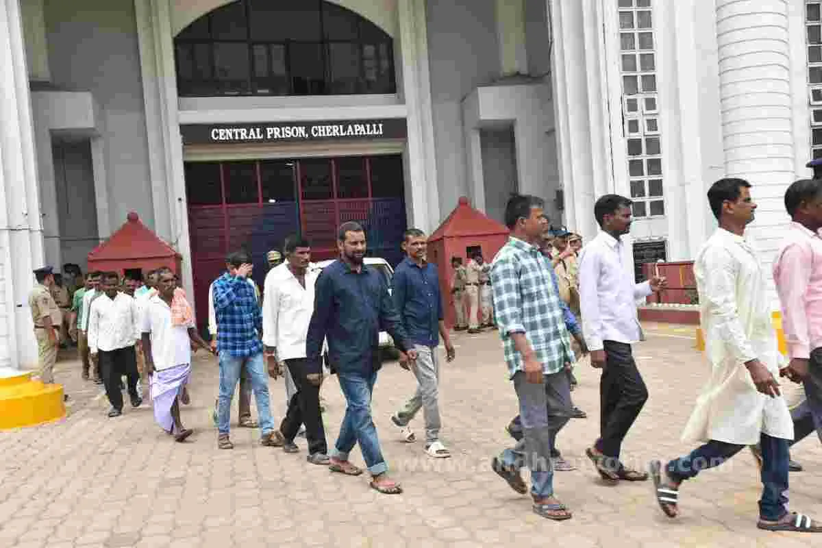 చర్లపల్లి జైలులో కోలాహలం