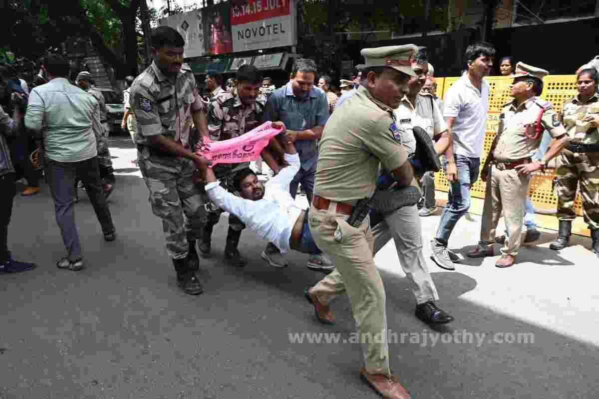 టీజీపీఎస్సీ వద్ద ఉద్రిక్తత