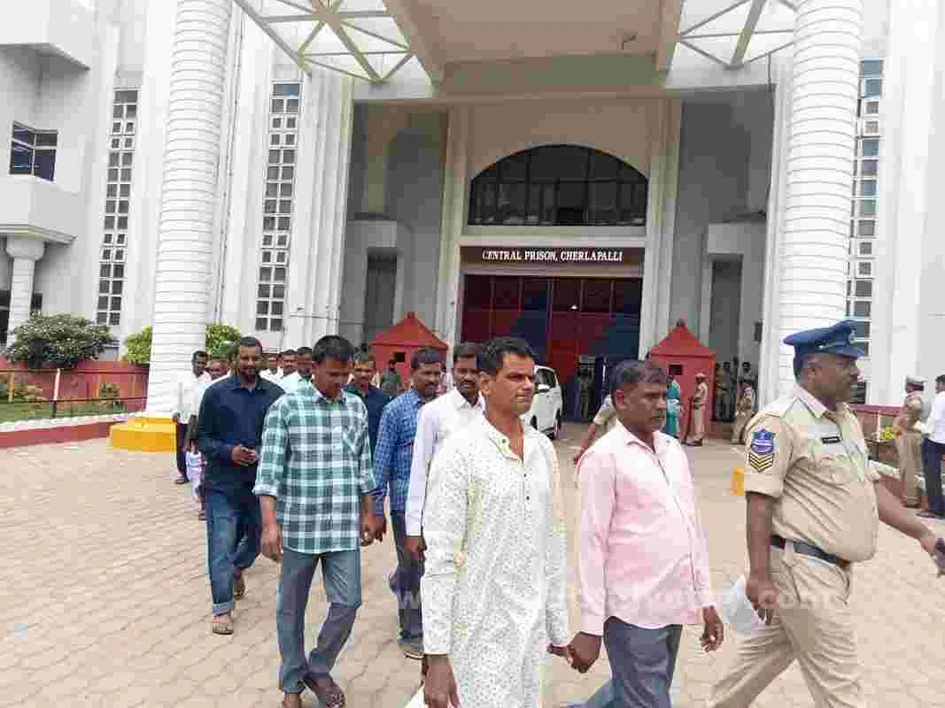 చర్లపల్లి జైలులో కోలాహలం