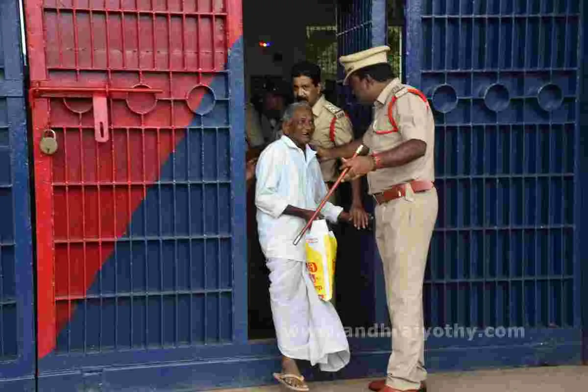 చర్లపల్లి జైలులో కోలాహలం