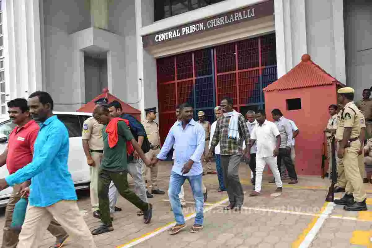 చర్లపల్లి జైలులో కోలాహలం