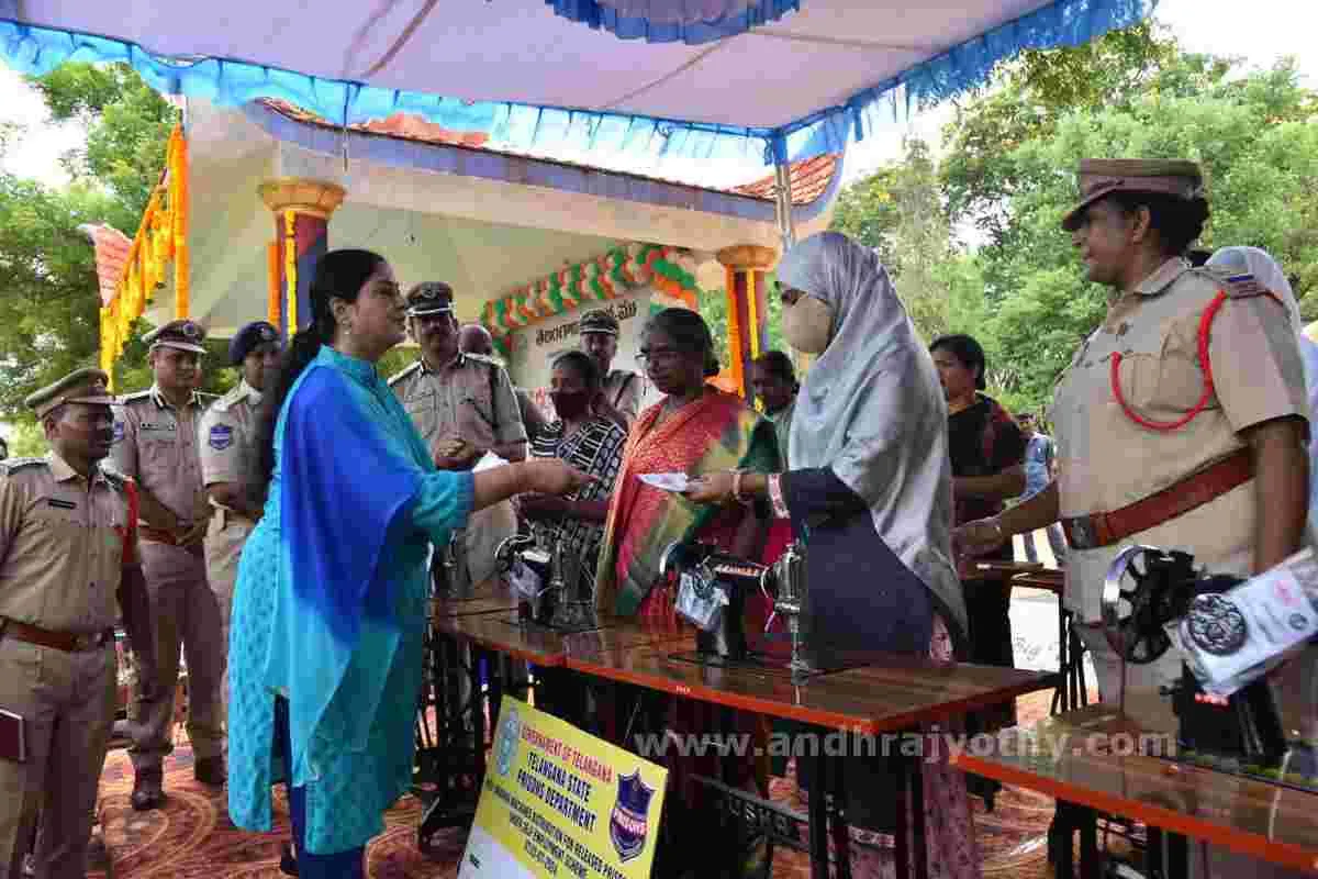 చర్లపల్లి జైలులో కోలాహలం