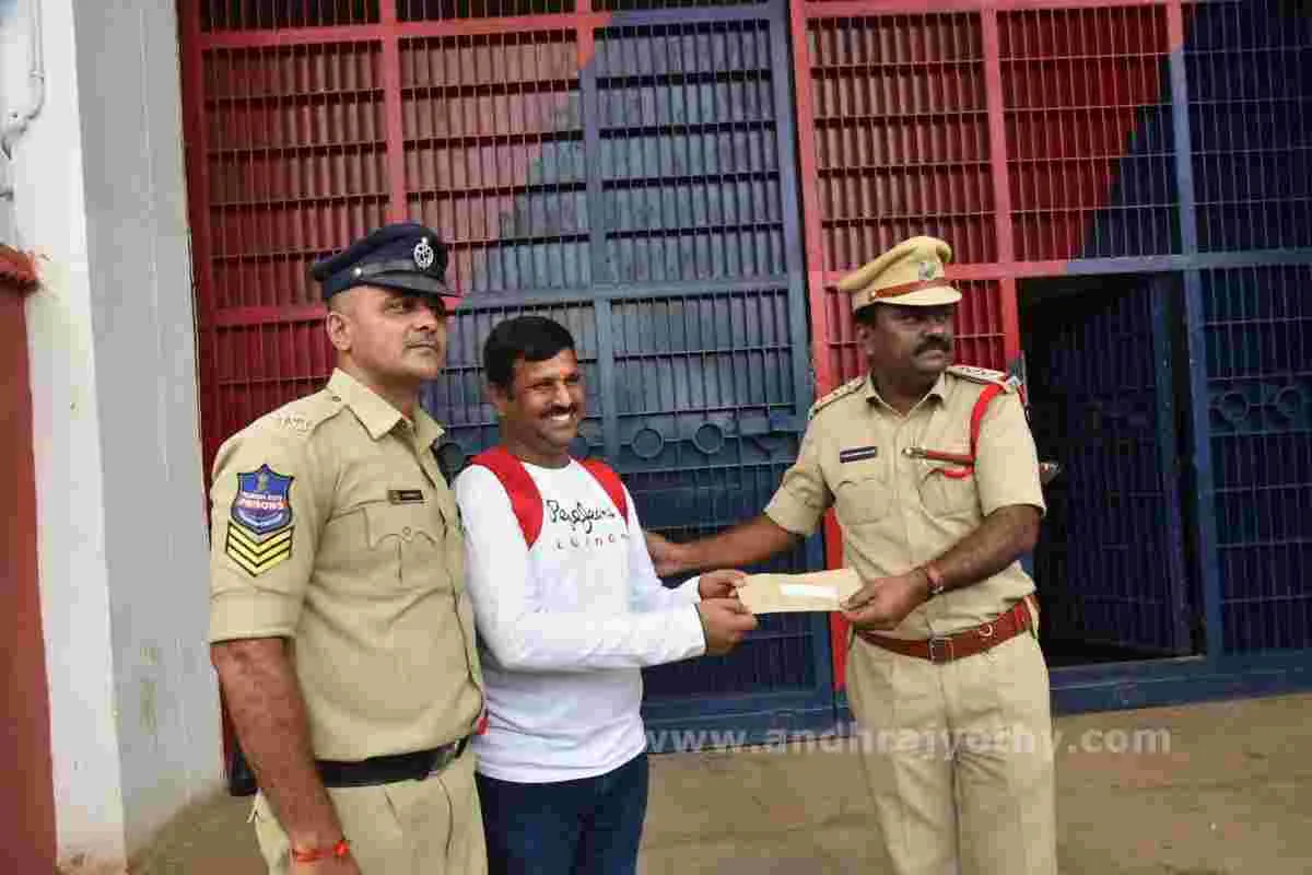 చర్లపల్లి జైలులో కోలాహలం