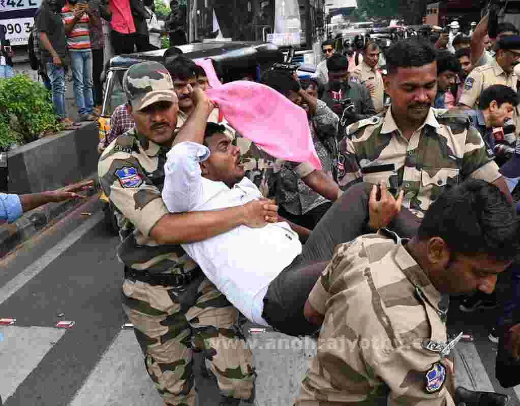 టీజీపీఎస్సీ వద్ద ఉద్రిక్తత