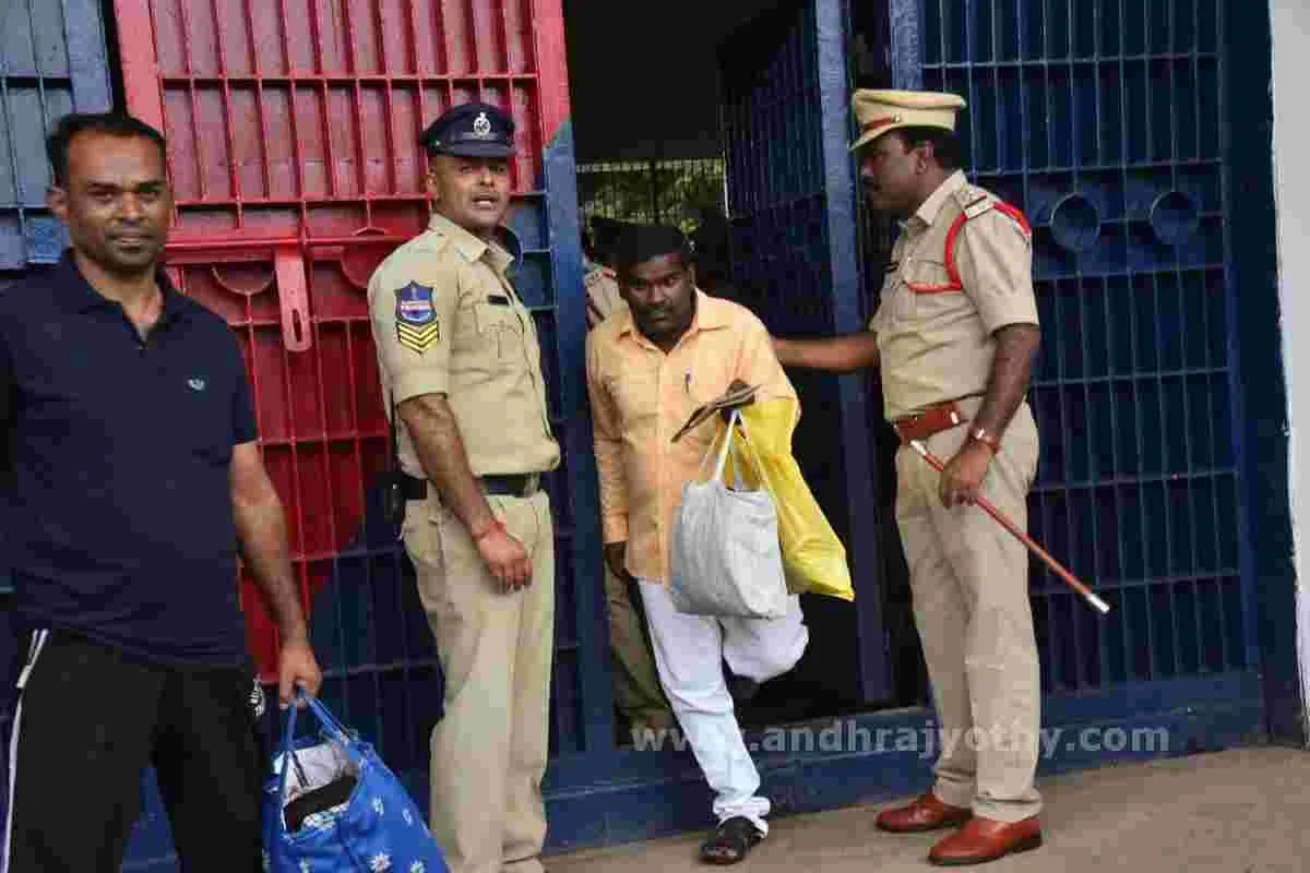 చర్లపల్లి జైలులో కోలాహలం