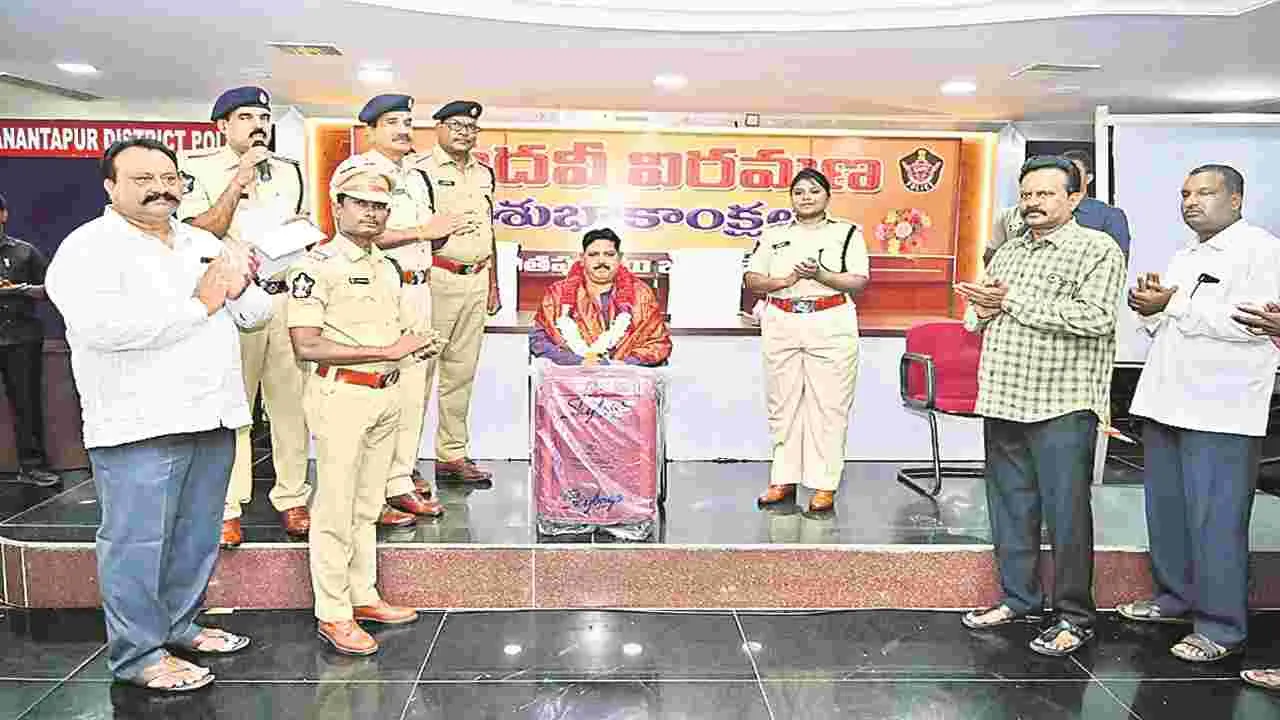 POLICE : 13 మంది పోలీసులు రిటైర్డ్‌ 