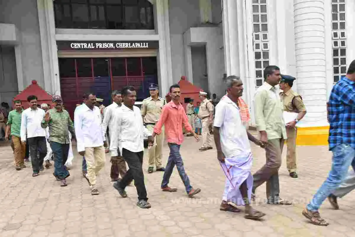 చర్లపల్లి జైలులో కోలాహలం