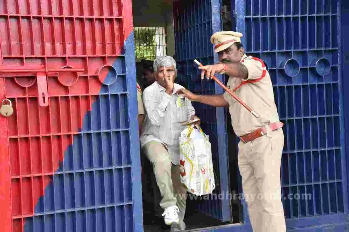 చర్లపల్లి జైలులో కోలాహలం