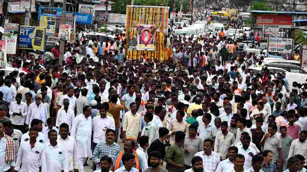 Adilabad: అశ్రునయనాల మధ్య రమేశ్‌ రాథోడ్‌ అంత్యక్రియలు..