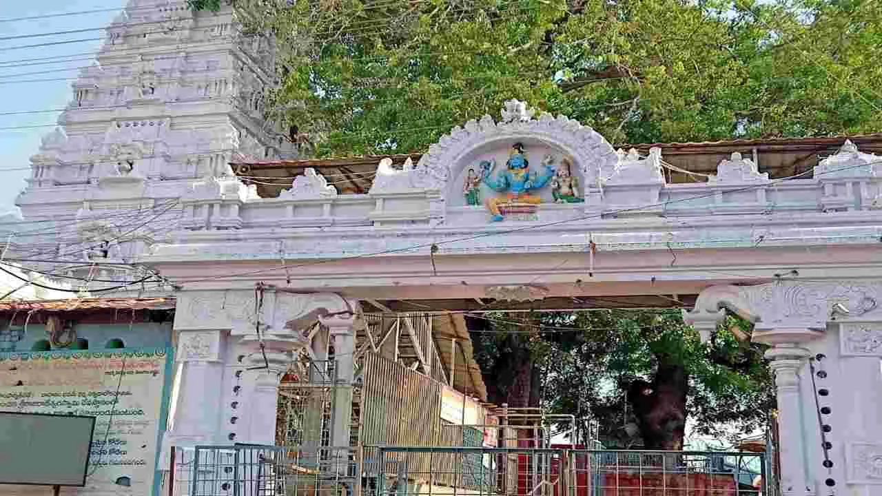 Vemulawada Temple: వేములవాడ రాజన్న భక్తులకు బ్రేక్‌ దర్శనం!