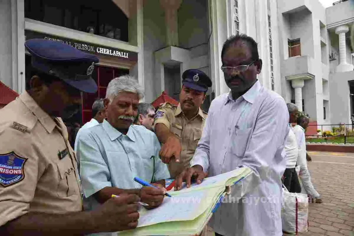 చర్లపల్లి జైలులో కోలాహలం