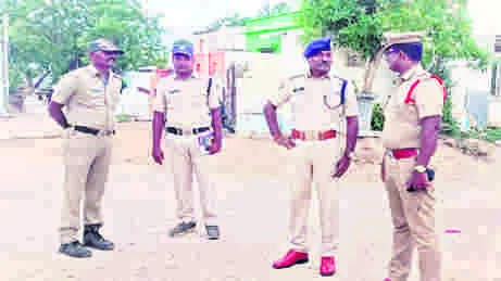 POLICE PICKET: కోమటికుంట్లలో పోలీసు పికెట్‌