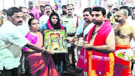 TEMPLE: నెట్టికంటిని దర్శించుకున్న ఎస్పీ