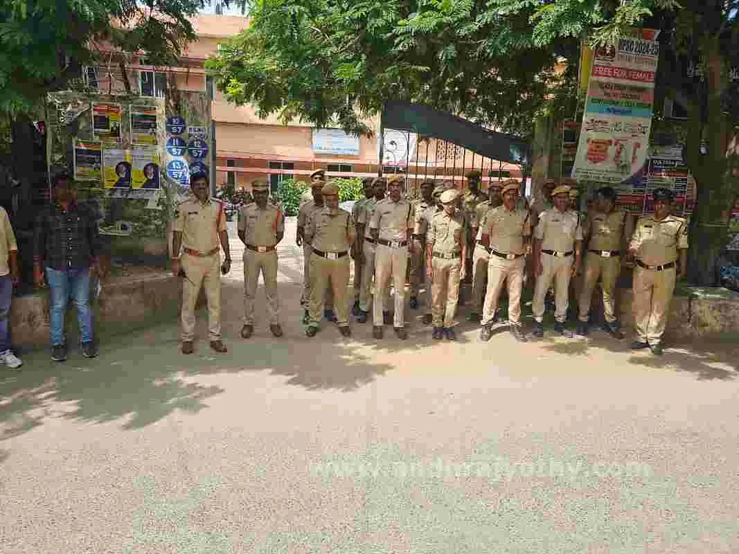 టీజీపీఎస్సీ వద్ద ఉద్రిక్తత