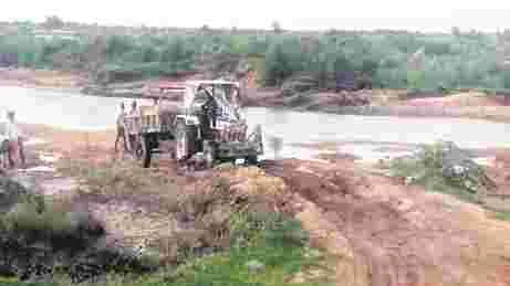 SAND MAFIA: జోరుగా ఇసుక అక్రమ రవాణా