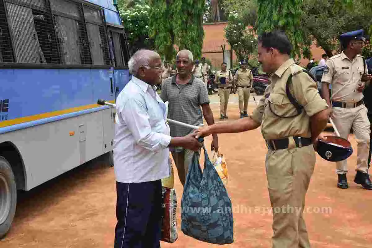 చర్లపల్లి జైలులో కోలాహలం
