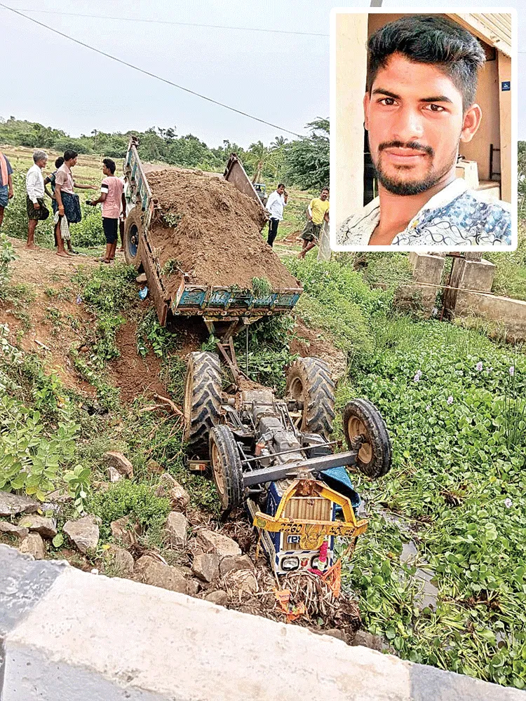 ట్రాక్టర్‌ బోల్తాపడి యువకుడి మృతి | A young man died after the tractor ...