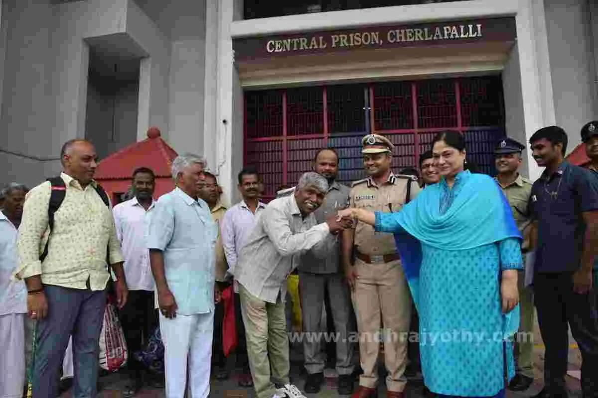 చర్లపల్లి జైలులో కోలాహలం