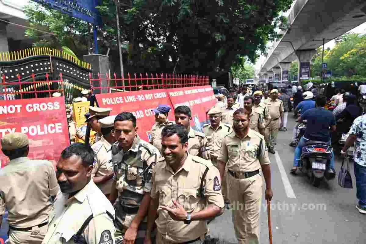 టీజీపీఎస్సీ వద్ద ఉద్రిక్తత