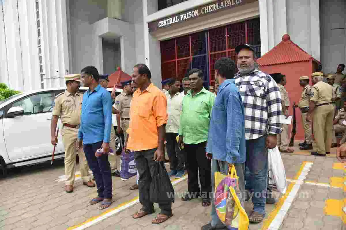 చర్లపల్లి జైలులో కోలాహలం
