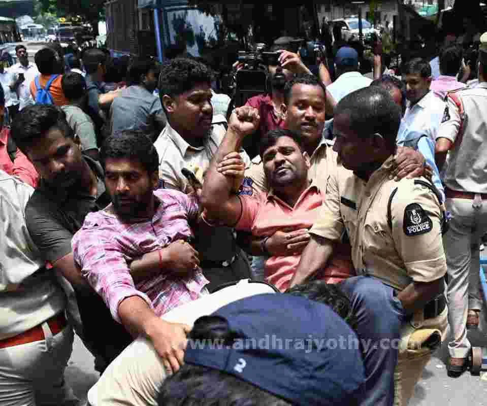 టీజీపీఎస్సీ వద్ద ఉద్రిక్తత