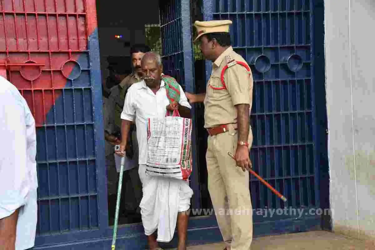 చర్లపల్లి జైలులో కోలాహలం