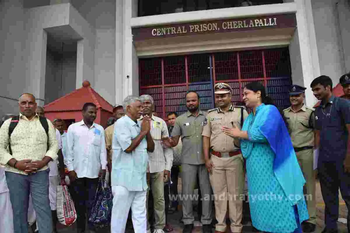 చర్లపల్లి జైలులో కోలాహలం