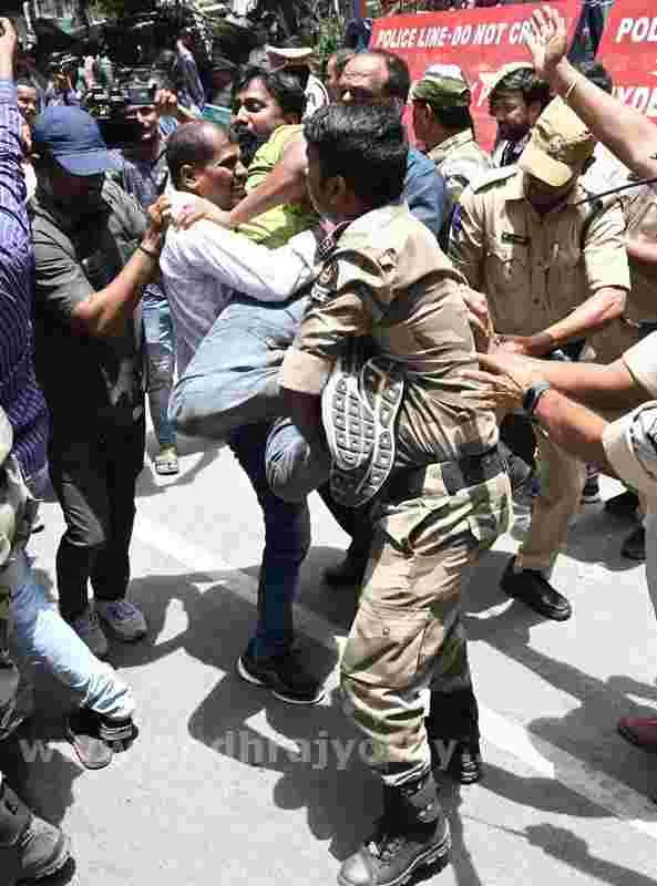 టీజీపీఎస్సీ వద్ద ఉద్రిక్తత