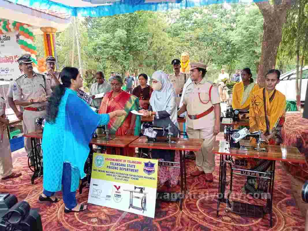 చర్లపల్లి జైలులో కోలాహలం