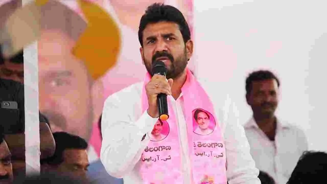 Methuku Anand: ప్రైవేట్ ఆస్పత్రుల ప్రారంభోత్సవానికి వెళ్లే సీఎంకు అవి కనిపించవా..?