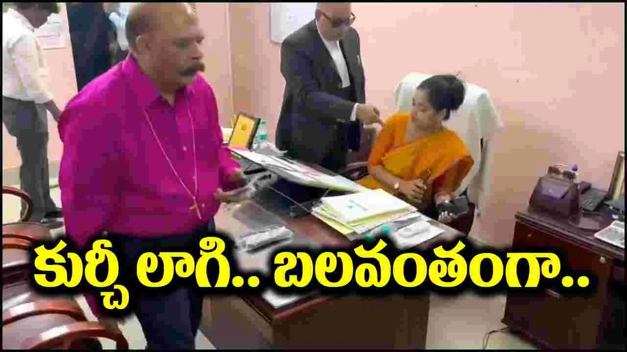 Viral Video: కుర్చీ లాగి బలవంతంగా ప్రిన్సిపాల్‌ను తొలగించిన వైనం.. వీడియో వైరల్