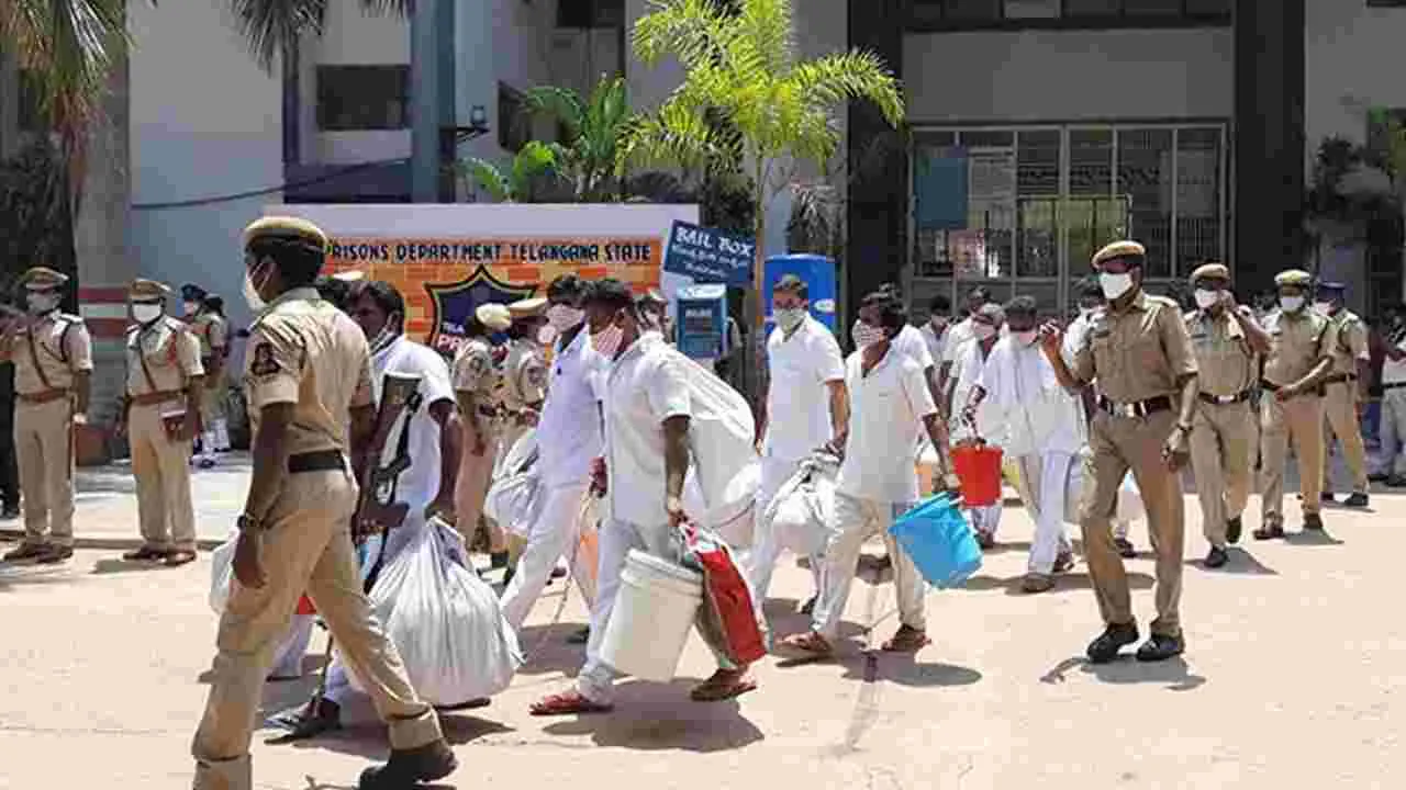 Telangana: జైళ్ళ శాఖ చరిత్రలో మైలు రాయి.. 213 మంది ఖైదీల విడుదల..!