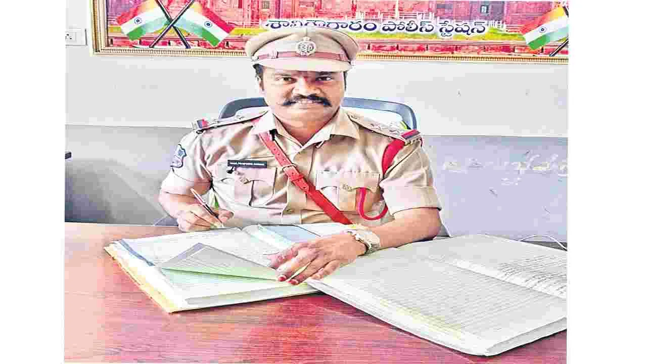 Saligauraram SI : భర్తతో ఉండాలనే కోరిక లేదా?