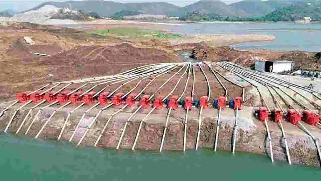 Sluiceworks శరవేగంగా దిగువ కాఫర్ డ్యాం స్లూయిజ్ పనులు | Lower coffer dam sluice ...