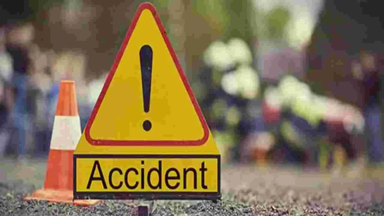 Road Accident: డివైడర్‌ను  ఢీకొట్టి పల్టీలు కొట్టిన థార్ కారు..