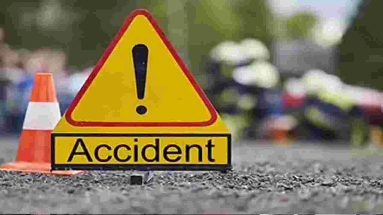 Road Accident: పల్నాడు జిల్లాలో రోడ్డు ప్రమాదం.. ముగ్గురి మృతి..