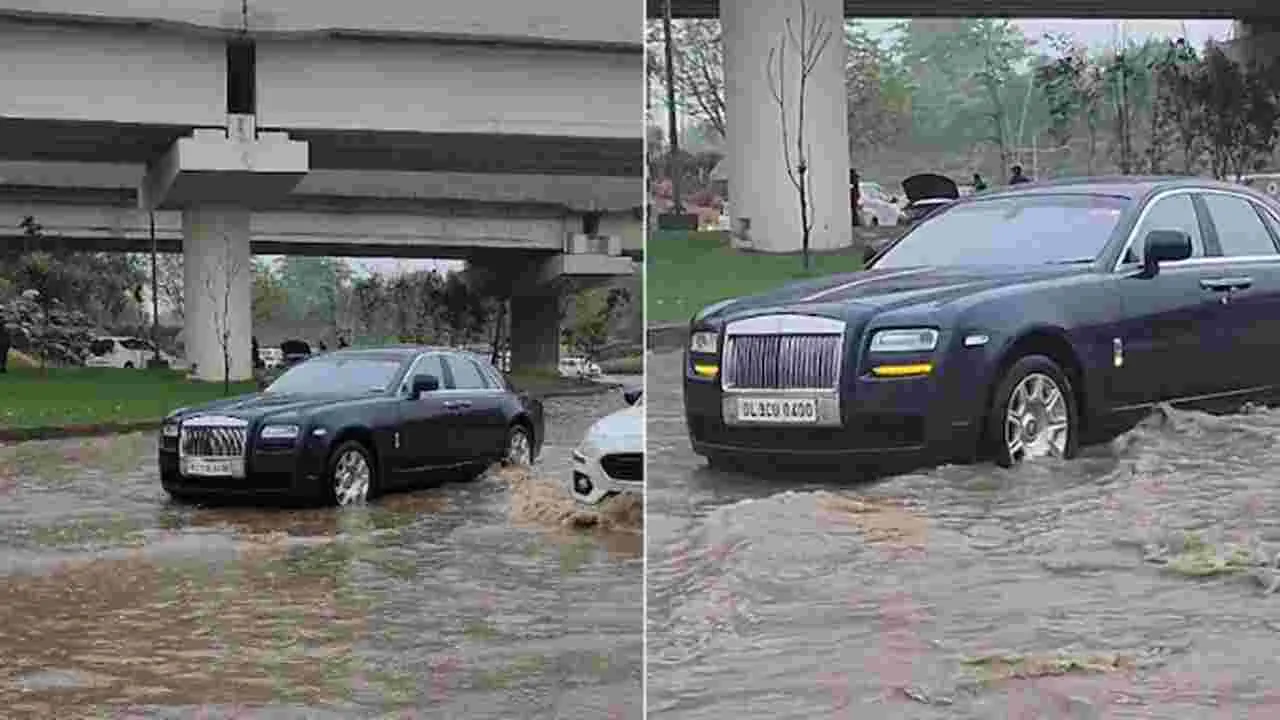 Rolls-Royce: రోల్స్ రాయిస్ అమ్మేసి ఆటో కొనుక్కోండి.. ఢిల్లీ రోడ్డుపై ఆగిపోయిన ఖరీదైన కారుపై నెటిజన్ల సెటైర్లు!